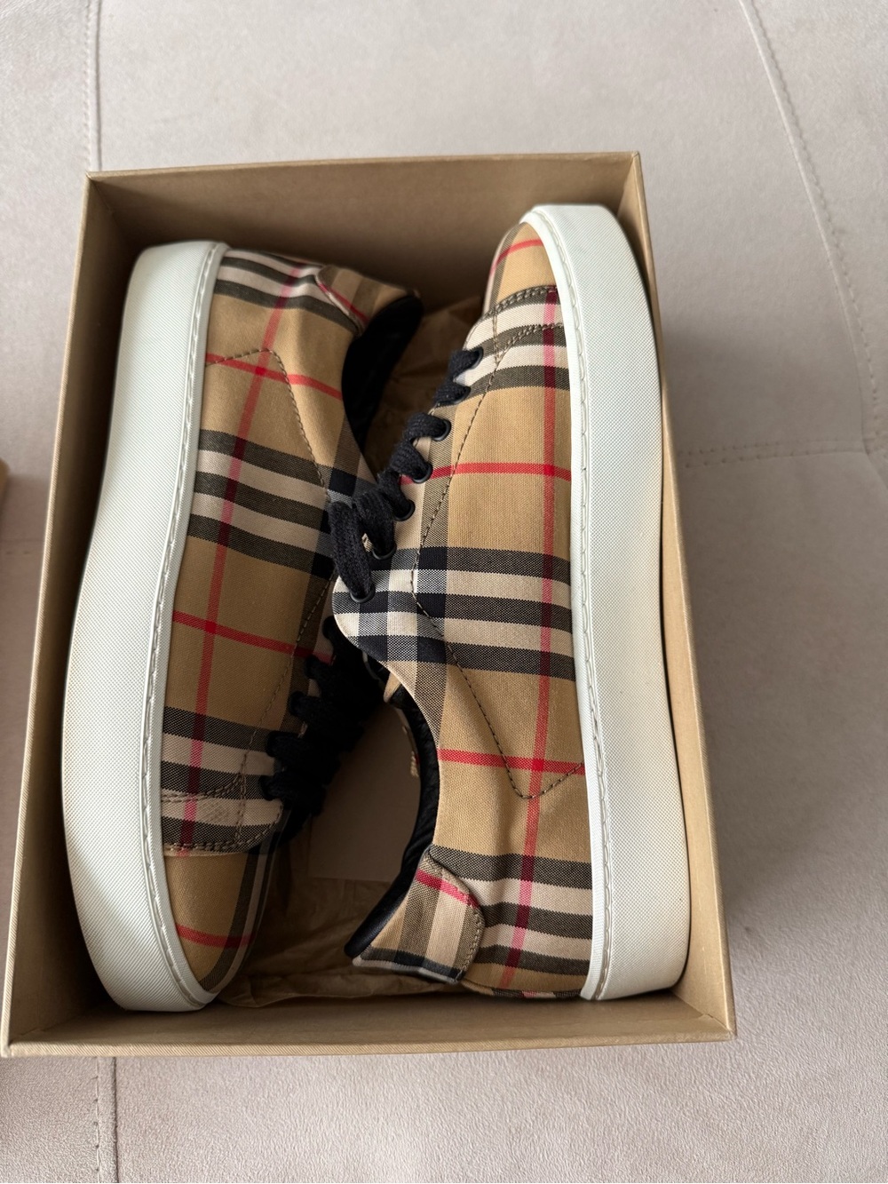 Burberry Beige Women’s sneaker Low-Top Sneakers with Black Laces and Red Accent - Picture 6 of 7